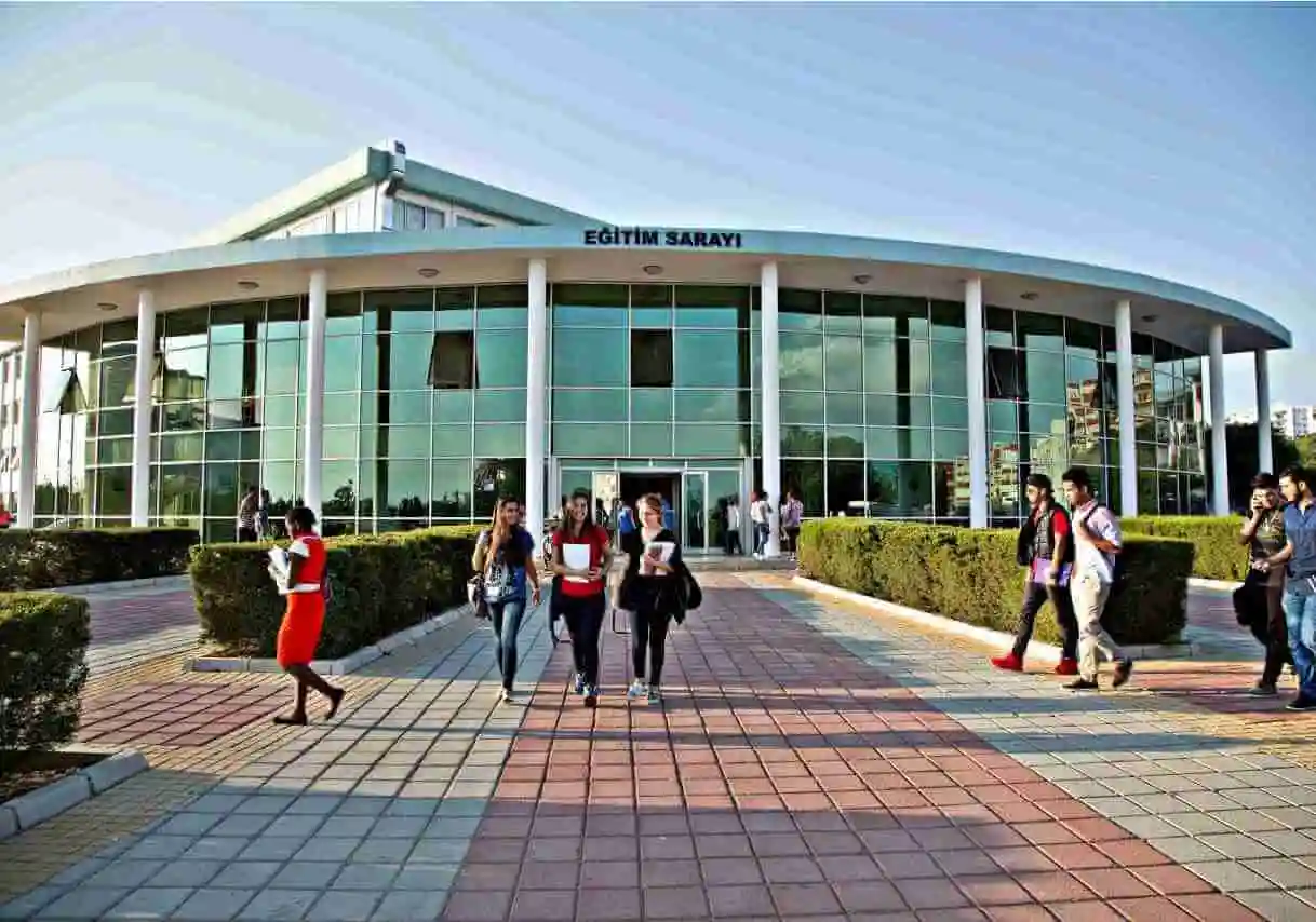 أفضل الجامعات لدراسة الصيدلة السريرية في قبرص التركية