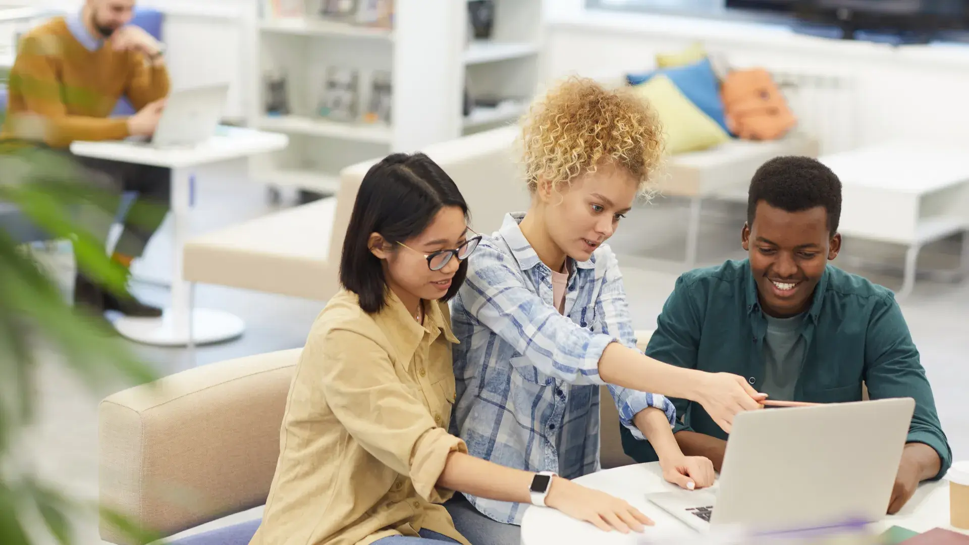 منحة جامعة شرق البحر المتوسط 2024