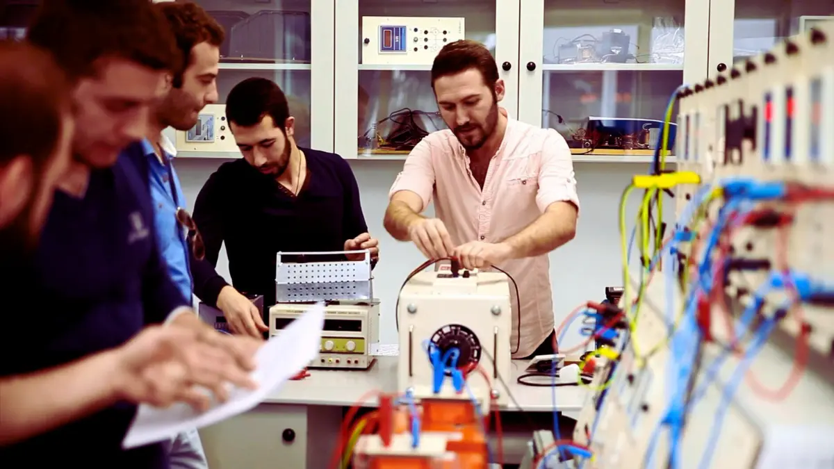 دراسة الهندسة في جامعة غيرنا الأمريكية 